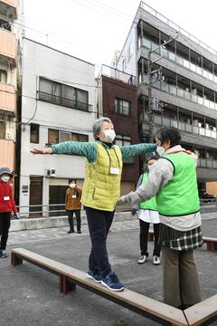 健康遊具を使ってふらつかないうんどうを効果的に行います