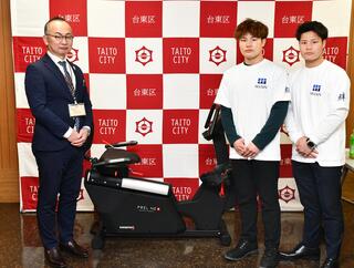 寄贈品贈呈（山田選手兄弟）の写真