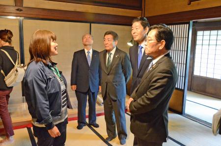 会議前に旧岩崎邸庭園内を見学する様子