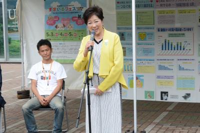 あいさつする小池東京都知事