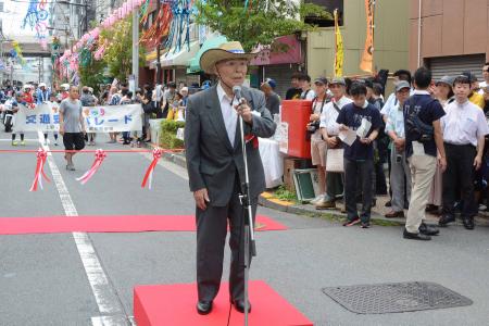 オープニングセレモニーであいさつする下町七夕まつり実行委員会岡本良二会長