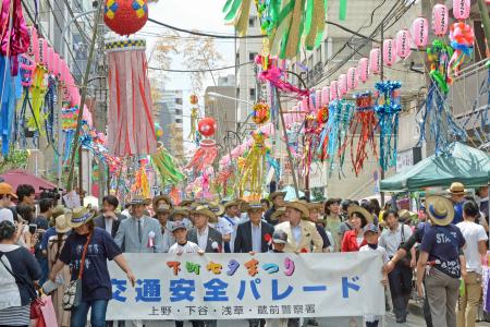 交通安全パレードに参加する服部区長ほか関係者等