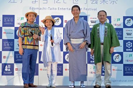 フォトセッション時スペシャルゲスト岸本加世子さん、アル北郷さんと並ぶ服部区長