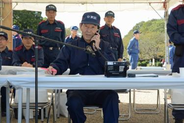 宮城県大崎市へ衛星電話で応援要請する服部区長