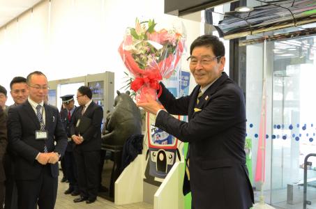 花束をいただく服部区長