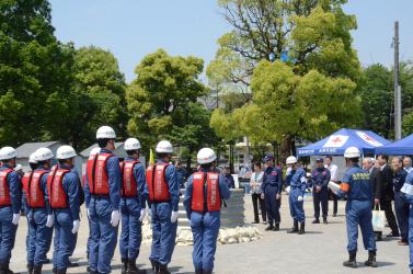 マンホール噴出防止工法を視察する服部区長