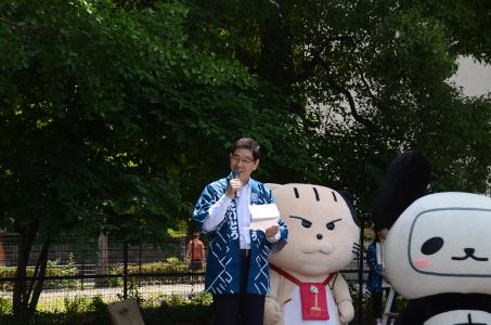 挨拶をする服部区長