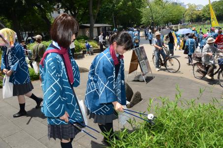 一斉清掃する参加者