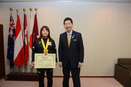 今選手と写真を撮る服部区長