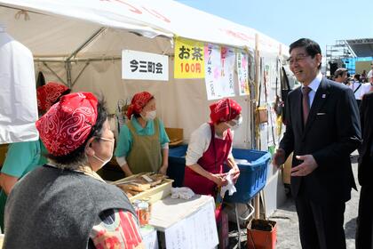 会場内の出店を巡る区長の写真