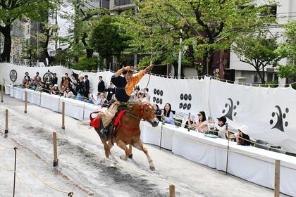 流鏑馬を楽しむ大使館関係者の写真