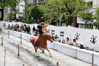 流鏑馬を楽しむ大使館関係者の写真