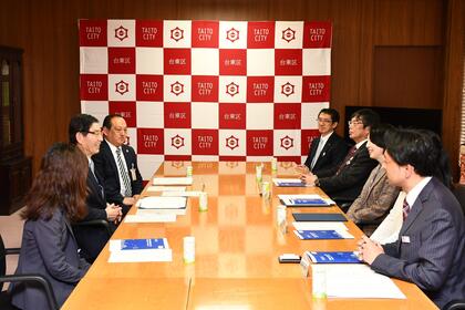 連携協定締結式での懇談の様子の写真