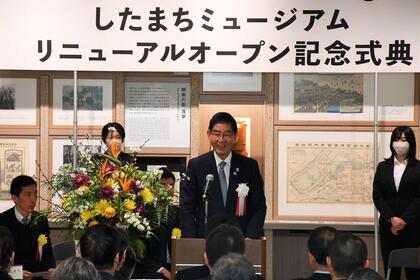 記念式典での挨拶をする区長の写真