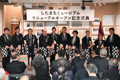 関係者の皆様と鏡開きをする様子