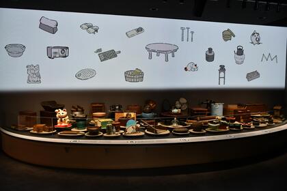 ちゃぶ台の上に並んだ昭和時代以前の道具の数々