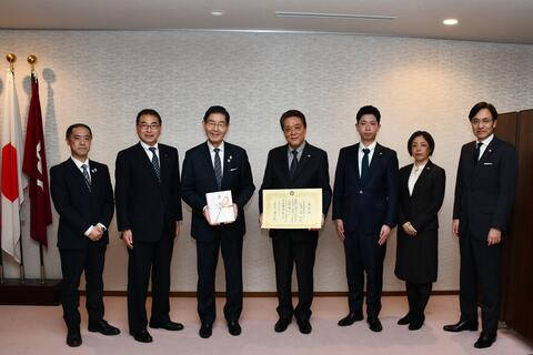 株式会社日本環境ビルテックの方々と服部区長の記念撮影の写真