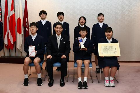 富士小学校吹奏楽部の皆様との記念撮影写真