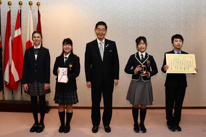 台東育英小学校の皆様との記念撮影写真