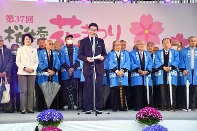 ステージ上で挨拶する服部区長の写真