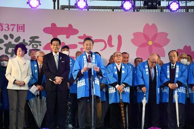 桜橋花まつり実行委員会 佐藤会長がステージ上で挨拶する写真