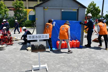 簡易水防工法の実演の写真