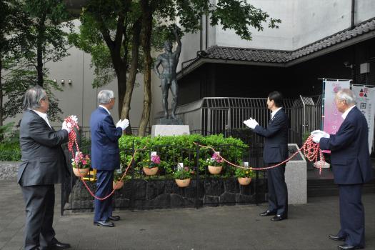 写真右から、石塚猛台東区議会議長、服部征夫台東区長、小林一雄朝日信用金庫会長、二木忠男上野観光連盟会長