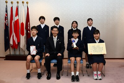 台東区立富士小学校吹奏楽部と服部台東区長区長の記念写真