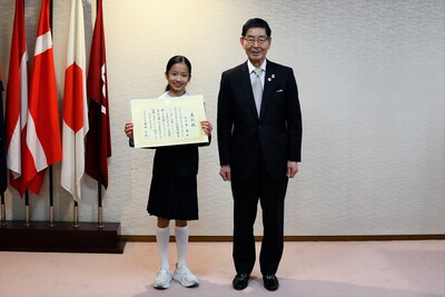 五十嵐さんと服部台東区長の記念写真