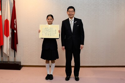 佐武さんと服部台東区長の記念写真