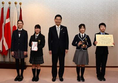 台東区立台東育英小学校吹奏楽部の皆さんと服部台東区長の記念写真