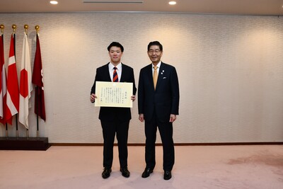 山田さんと服部台東区長の記念写真